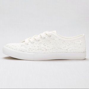 Lace Crochet Sneakers
DAVID'S BRIDAL
CARRSON